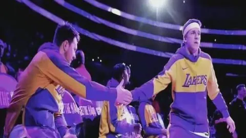 篮球终极指南：信心满满对决，现场高能瞬间回顾